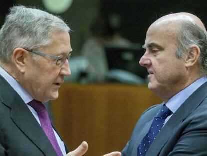 El ministro espa&ntilde;ol de Econom&iacute;a, Luis de Guindos (d), conversa con el director gerente del Mecanismo de Estabilidad, Klaus Regling, en una reuni&oacute;n de ministros de Econom&iacute;a y Finanzas de la Uni&oacute;n Europea, el Ecofin, en Bruselas (B&eacute;lgica). EFE/Archivo