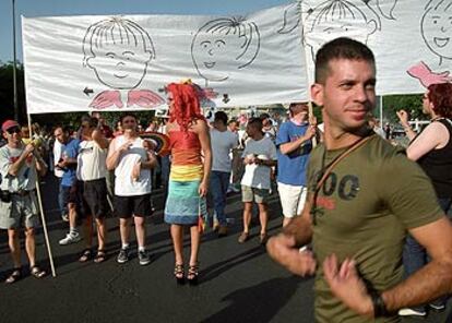 Manifestación del Orgullo Gay de 2001 en Madrid con el lema <i>Matrimonio ya, Igualdad ya.</i>