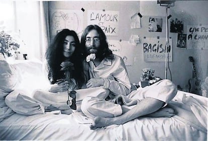 Yoko Ono y John Lennon, en 1969, durante su luna de miel en la cama de un hotel de Ámsterdam para protestar por la guerra de Vietnam.