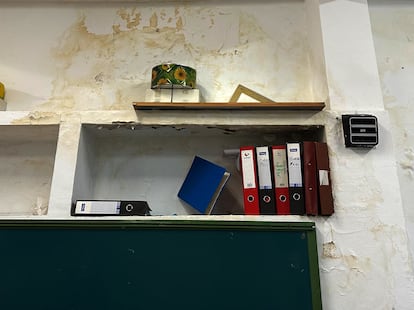 Una estantería con manchas de humedad dentro de un colegio público de Madrid, cedida por el Grupo Municipal Socialista