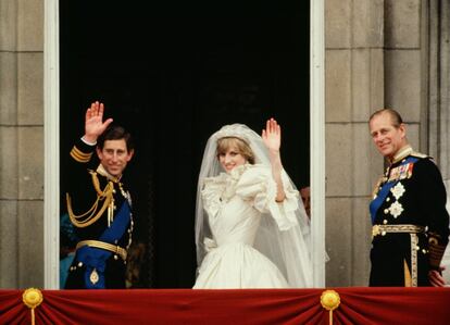 El príncipe Carlos y la princesa Diana saludan desde el balcón del palacio de Buckingham acompañados del príncipe Felipe, el 29 de julio de 1981.