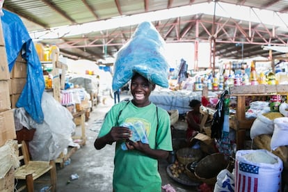 <span >Niño trabajador en Haití. Foto: Alberto Pla. Fotogalería "El futuro en sus manos", El País.</span>