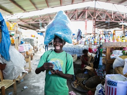 <span >Niño trabajador en Haití. Foto: Alberto Pla. Fotogalería &quot;El futuro en sus manos&quot;, El País.</span>