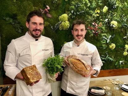 JAVI ESTÉVEZ Y SU JEFE DE COCINA KIKE PEDRAZ EN LA TASQUERÍA / CAPEL