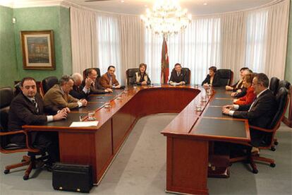 Vista de la reunión extraordinaria del consejo del Gobierno vasco, que preside Ibarretxe esta tarde en Vitoria.