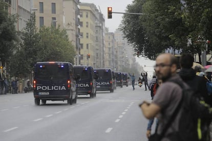 Un grupo de furgonetas de la Policía Nacional circula por la calle Aragón de Barcelona.