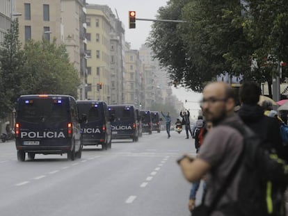 Un grup de furgonetes de la Policia nacional circula pel carrer Arag&oacute;. 
 