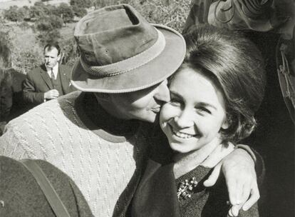 Sofía de Grecia recibe un saludo cariñoso de Juan Carlos de Borbón, cuando aún eran príncipes.