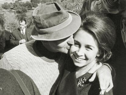 Sofía de Grecia recibe un saludo cariñoso de Juan Carlos de Borbón, cuando aún eran príncipes.