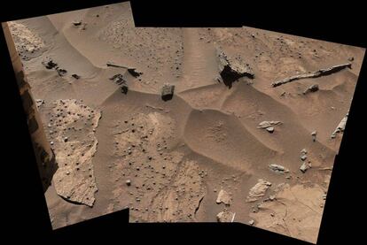 Partes de la arena marciana son visibles gracias a la cámara de 'Curiosity'. El terreno tiene una textura protuberante debido a los nódulos aparentemente más resistentes a la erosión.