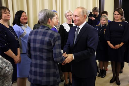 Vladimir Putin recibe a las madres de los militares rusos enviados a Ucrania.