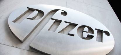 El logotipo de Pfizer en su sede mundial en Nueva York.