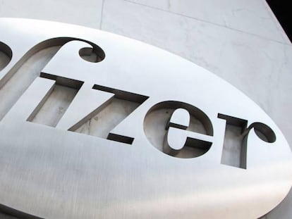 El logotipo de Pfizer en su sede mundial en Nueva York.