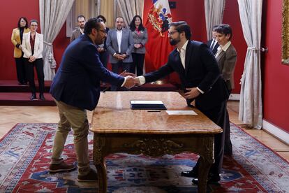 El presidente chileno, Gabriel Boric, le da la mano a su nuevo ministro de Educación, Nicolás Cataldo, en la ceremonia de cambio de gabinete realizada el 16 de agosto. 
