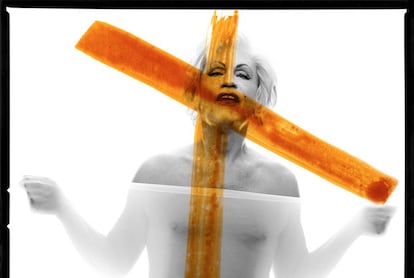 &#039;Bert Stern, Marilyn Monroe crucificada II (1962)&#039;, 2014
 &copy; Sandro Miller