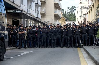 Los 300 de Pineda planta cara a los autores de los escraches en el Hotel Mont Palau de Pineda de Mar.