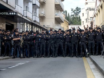 Los 300 de Pineda planta cara a los autores de los escraches en el Hotel Mont Palau de Pineda de Mar.