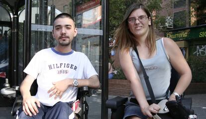 Dos jóvenes discapacitados esperan al autobús