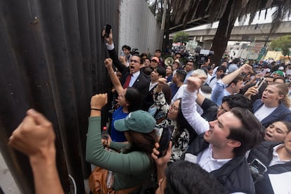 Conforme pasaron las horas, más estudiantes de derecho y trabajadores del Poder Judicial han llegado a la sede alternativa para protestar contra la reforma judicial.