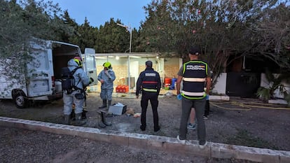 Agentes de la policía nacional trabajan en un laboratorio de droga sintética desmantelado en El Puig (Valencia) en noviembre de 2024.