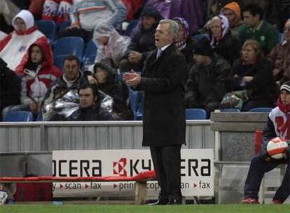 Javier Aguirre da instrucciones a sus jugadores desde la banda.