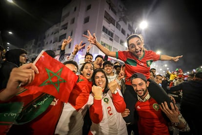 Aficionados marroquíes celebran en Rabat la clasificación de su selección para las semifinales del Mundial.