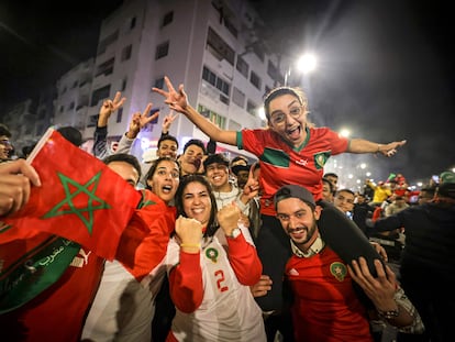 Aficionados marroquíes celebran en Rabat la clasificación de su selección para las semifinales del Mundial.