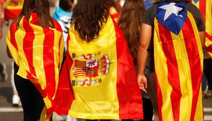 Una senyera, una bandera espanyola i l'estelada, en una manifestació.