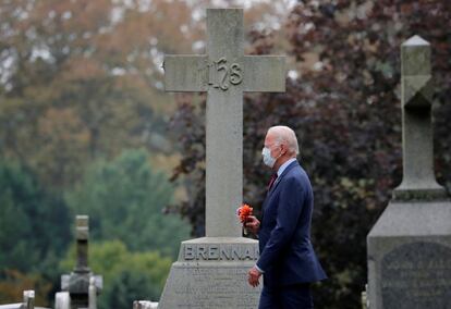 El candidato demócrata, Joe Biden, sujeta un ramo de flores tras una misa en Wilmington, Delaware, el 27 de septiembre.