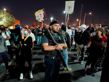 Seguidores de Trump concentrados frente al centro de escrutinio en Maricopa, en Phoenix.
