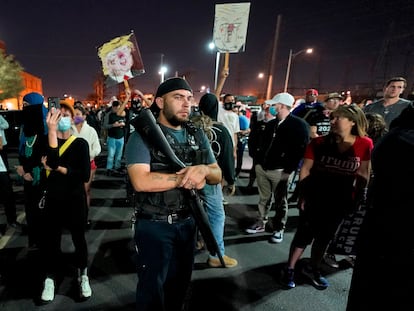 Seguidores de Trump concentrados frente al centro de escrutinio en Maricopa, en Phoenix.