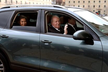 El rey emérito Don Juan Carlos I y la reina Sofía a su llegada a la misa por don Juan de Borbón en el 25 aniversario de su muerte.