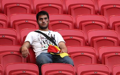 Un seguidor de la selección alemana en las gradas tras terminar el partido.  