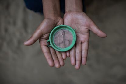 La niña inmigrante rohingya Rokhsana Begum, de 7 años, que llegó a Bangladés en septiembre, enseña un pequeño colador que usa para jugar en la arena del campamento de refugiados de Shamlapur en Cox’s Bazar. 