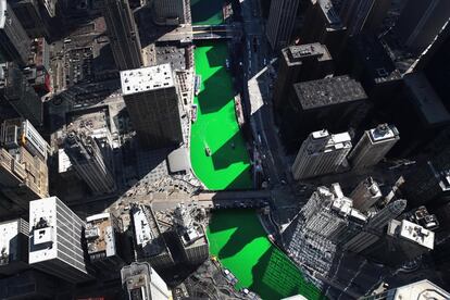 Vista aérea del río Chicago teñido de verde durante la celebración del día de San Patricio.