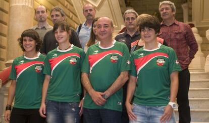 Garitano posa con la camiseta de la selección vasca, en la recepción a una delegación de fútbol femenino que jugará contra Eslovaquia.