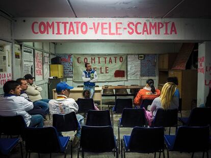 Una asamblea de la organización vecinal Comitato Vele Scampia, empeñada en dar un mejor futuro a los vecinos del barrio más jóvenes y sobre todo apartarles de la droga que durante tres décadas ha gobernado Scampia.