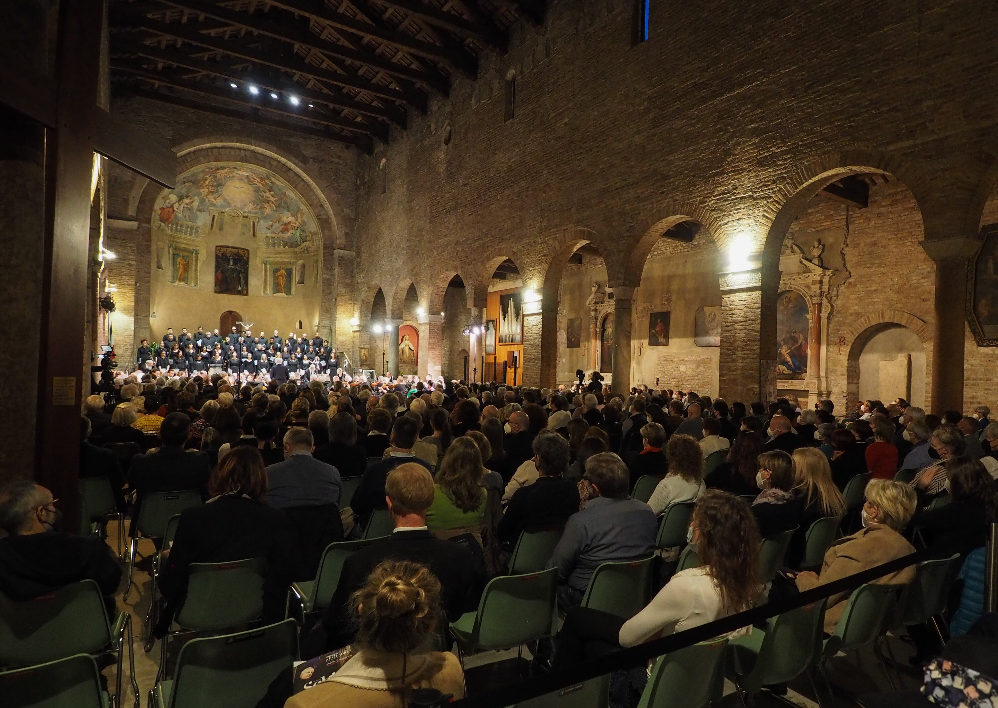 Visión de conjunto de la Basilica dei SS. Felice e Fortunato de Vicenza durante la interpretación de la Segunda Sinfonía de Mendelssohn.