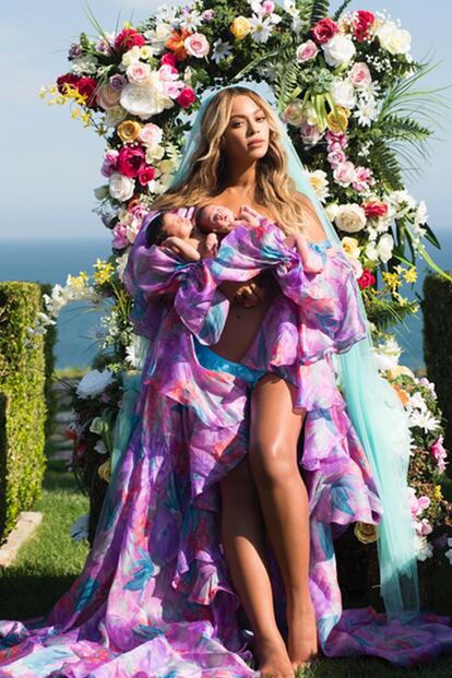 Beyoncé presentó a sus mellizos, Carter y Rumi, en Instagram vestida de Palomo Spain. La cantante eligió una bata de volantes con estampado de flores de la colección ss2017 'Boy Walks In a Exotic Forest' del cordobés. “Ha sido toda una sorpresa. Estamos muy contentos. Es Beyoncé, es una foto que dará la vuelta al mundo, es histórica”, han explicado desde la marca a El País.