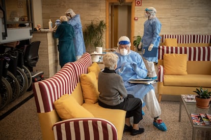 A resident at a senior care home in Barcelona is tested for Covid-19.