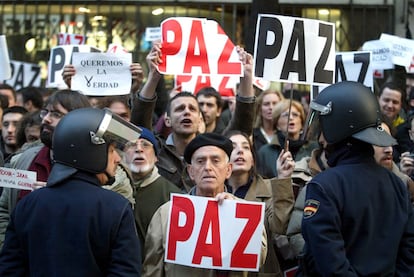 Varios cientos de personas se concentran ante la sede del Partido Popular en la calle Génova de Madrid, desde las seis de la tarde de la jornada de reflexión previa a las elecciones legislativas del 14 de marzo, pidiendo paz y aclaraciones sobre la autoría de los atentados del 11-M.