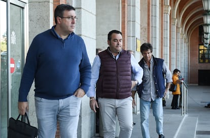 Manuel Hernández (en el centro) a su salida de la reunión en el Ministerio de Transportes, este jueves.