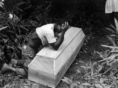 Aniceto lleva el cadáver de su esposa Ubertina a través de la selva del departamento colombiano de El Chocó, en 2002.