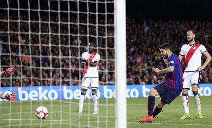 Suárez marca el tercero para el Barcelona.