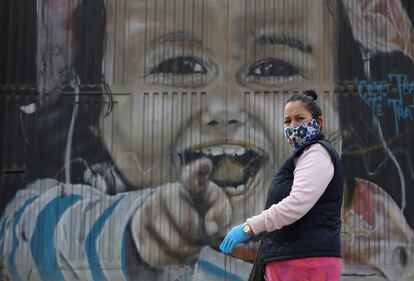 Una mujer con mascarilla en Soacha, una de las zonas más pobres de Bogotá