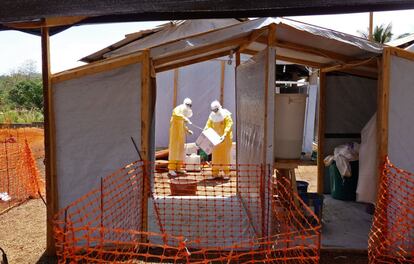 Trabajadores de Médicos Sin Fronteras preparan áreas de aislamiento y tratamiento para enfermos contagiados por el virus en Gueckedou, Guinea.