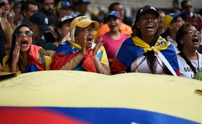 Seguidores del autoproclamado presidente Juan Guaido, aplauden durante un mitin para presionar a los militares para que permitan la entrada de la ayuda humanitaria de los EE UU,  en el este de Caracas. El tira y afloja entre el gobierno y la oposición se centra en si se permitirá la entrada de la ayuda humanitaria al país, que sufre escasez de alimentos, medicamentos y otros elementos básicos. 