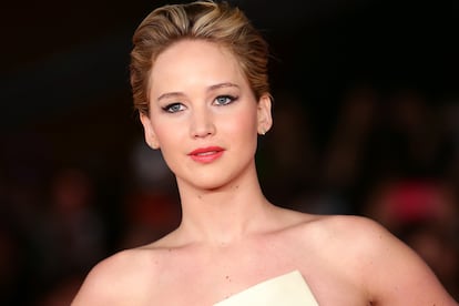 Jennifer Lawrence – La actriz ha admitido en numerosas ocasiones que está enamorada del celebrado guionista y humorista Larry David (Curb your enthusiasm), 43 años mayor que ella. “Le llegué a dar mi número de teléfono, pero nunca me llamó. Y me encanta que no lo hiciera, eso lo hace mucho más atractivo”, ratificó en una entrevista. Preguntado al respecto, David calificó a la protagonista de Los juegos del hambre de “chica inteligente”, y se lamentó de la diferencia de edad entre ellos.