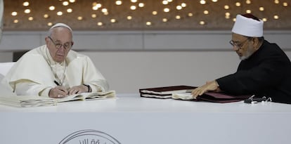El papa Francisco y Sheikh Ahmed el-Tayeb, el gran imán de Al-Azhar de Egipto, firman una declaración después de la reunión interreligiosa en el Memorial del Fundador en Abu Dabi, Emiratos Árabes Unidos, el lunes 4 de febrero de 2019. El pontífice ha afirmado en la primera visita papal a la Península Arábiga que los líderes religiosos tienen el deber de rechazar toda guerra y comprometerse a dialogar.