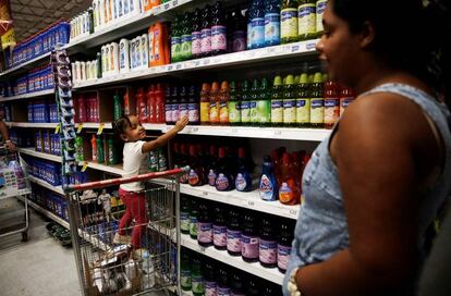 Mulher faz compras com a filha em um mercado de S&atilde;o Paulo. 